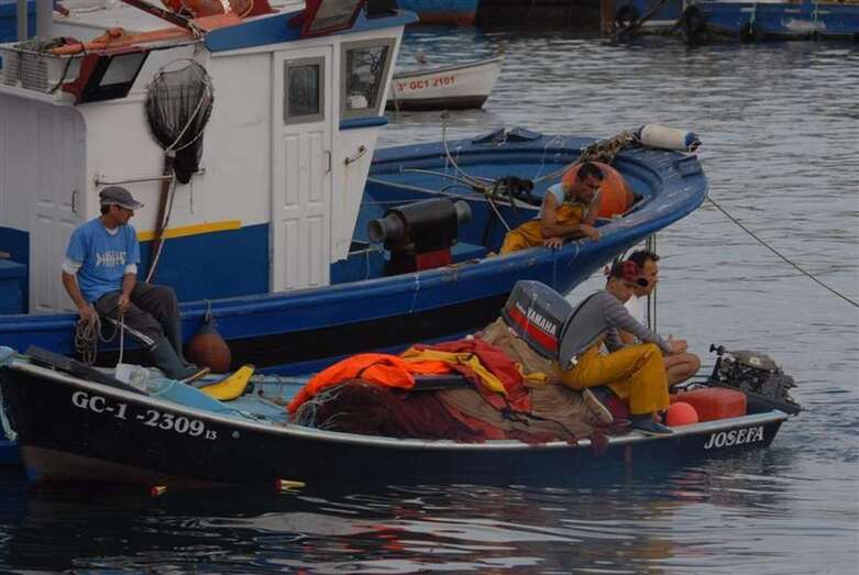 Pescadores en el muelle deportivo-pesquero de Taliarte (Foto TA)